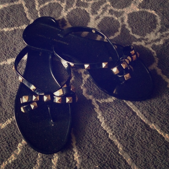 Chinese Laundry gel flip flops