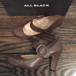 ALL BLACK taupe leather maryjanes pumps