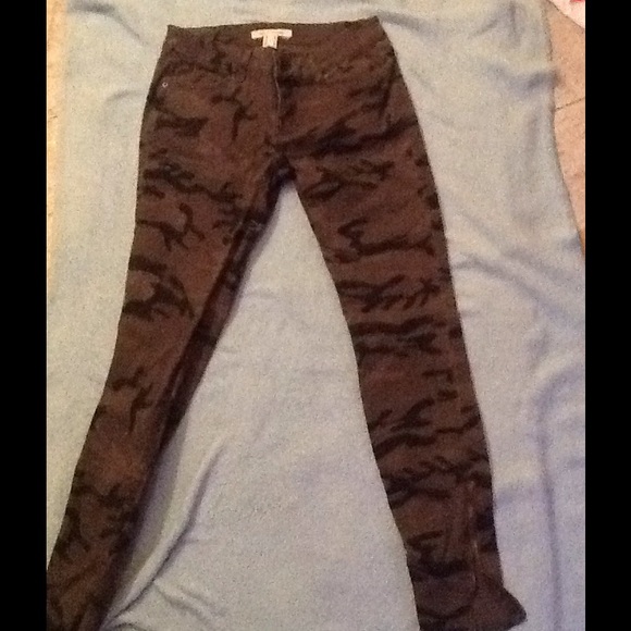 A pair of camo pants never been worn size 1-2