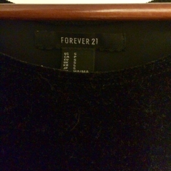 F21 Black Velvet Crop Top. - Picture 3 of 3