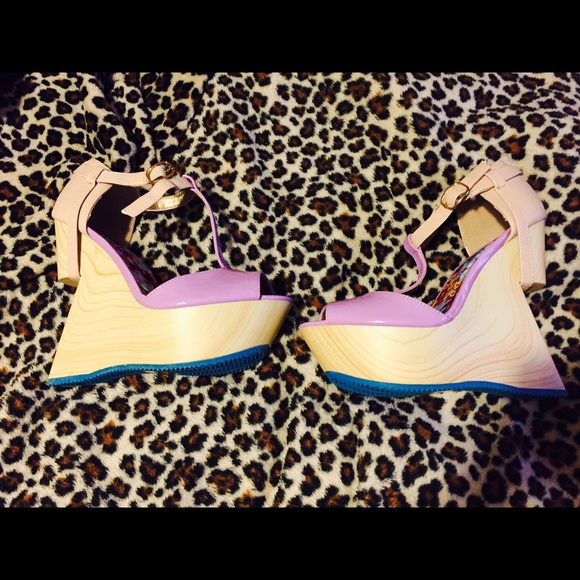 Cut-out wedge sandals