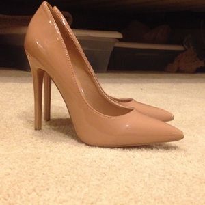Nude pointed pumps