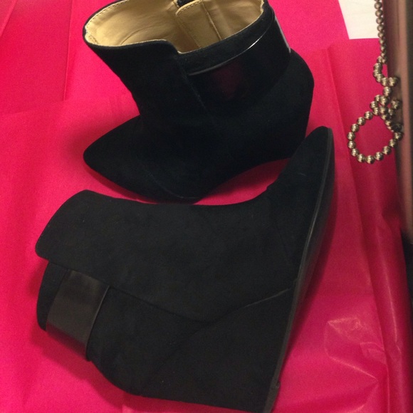 Trafaluc. Zara wedge booties suede