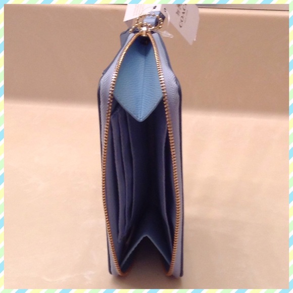 🔴SOLD🔴✨✨COACH PALE BLUE WRISTLET✨✨ - Picture 2 of 4