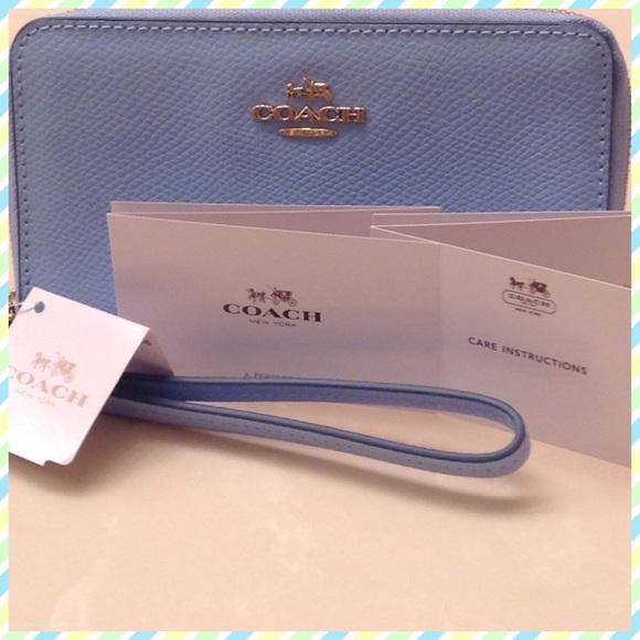 🔴SOLD🔴✨✨COACH PALE BLUE WRISTLET✨✨ - Picture 3 of 4