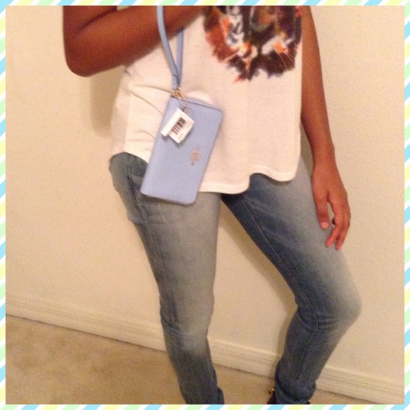 🔴SOLD🔴✨✨COACH PALE BLUE WRISTLET✨✨ - Picture 4 of 4