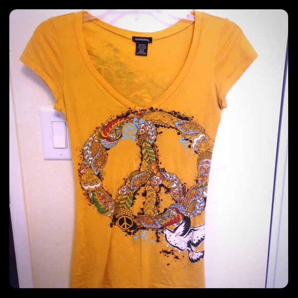 V-neck t-shirt