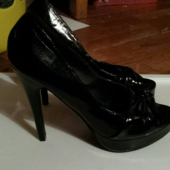 Black pleather heels with bow accent on top - Picture 2 of 3