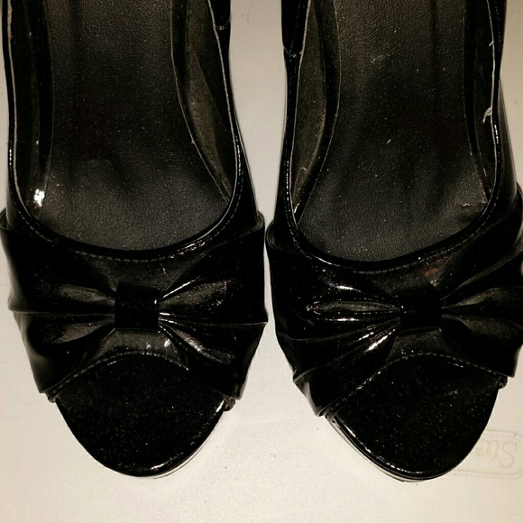 Black pleather heels with bow accent on top - Picture 3 of 3