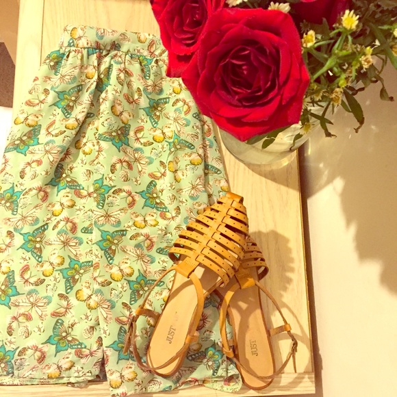 🌸🌼Spring/summer flowy skirt. NWOT