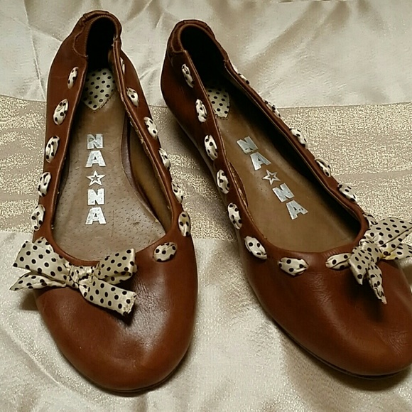 Tan pokadot ribbon flat shoes