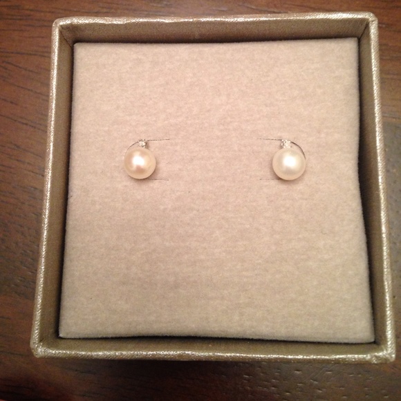 Pearl and diamond studs✨