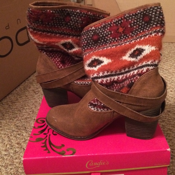 Candies cognac knit booties. - Picture 2 of 4