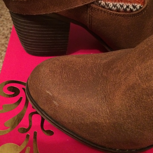 Candies cognac knit booties. - Picture 3 of 4