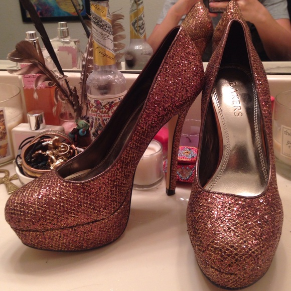 ✨NWOT✨Bakers Bronze Glitter Stilettos