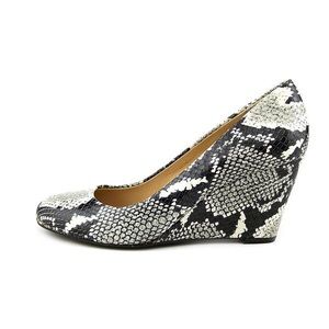Via Spiga Farley Wedge Pump - Black White