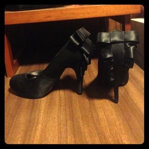 Black satin like fabric Steve Madden pumps
