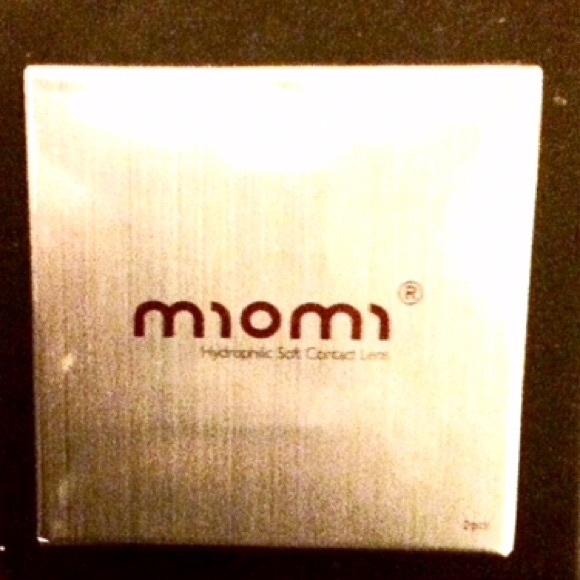 ❌HOLDING ❌Green circle contact lens - Picture 2 of 4