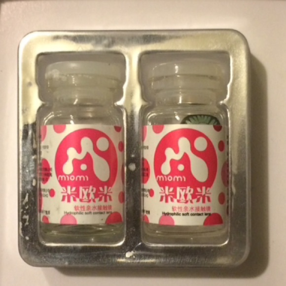 ❌HOLDING ❌Green circle contact lens - Picture 3 of 4