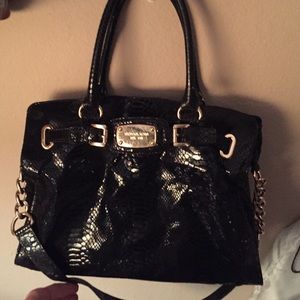 Black snack print Michael kors large hand bag