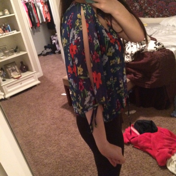 Floral top🌸 - Picture 2 of 3