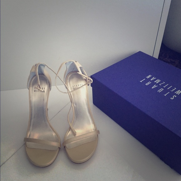 Beautiful Gold Sandals 💫💫 - Picture 1 of 4