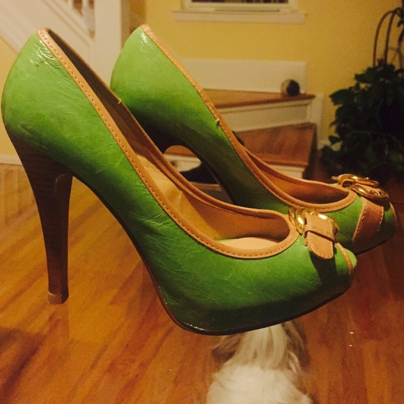 Gorgeous green heels. Fit like 5 1/2. Very classy! - Picture 1 of 4