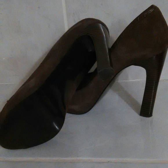 Nine West Brown Suede Shoes with gold chain. - Picture 3 of 4