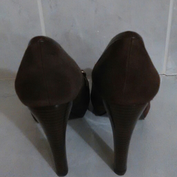 Nine West Brown Suede Shoes with gold chain. - Picture 4 of 4