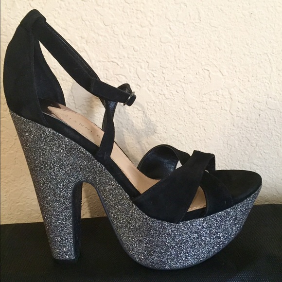 Gianni Bini Heels $32 with shipping on Ⓜ️ERCARI