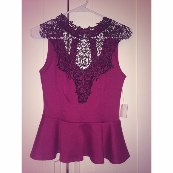 👑PRICE CUT!👑CHARLOTTE RUSSE PEPLUM TOP WITH LACE