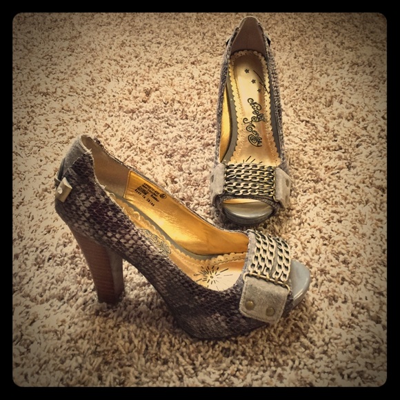 Peep toe heels