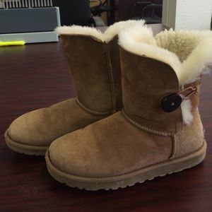 UGG single Bailey button chestnut size 6 women