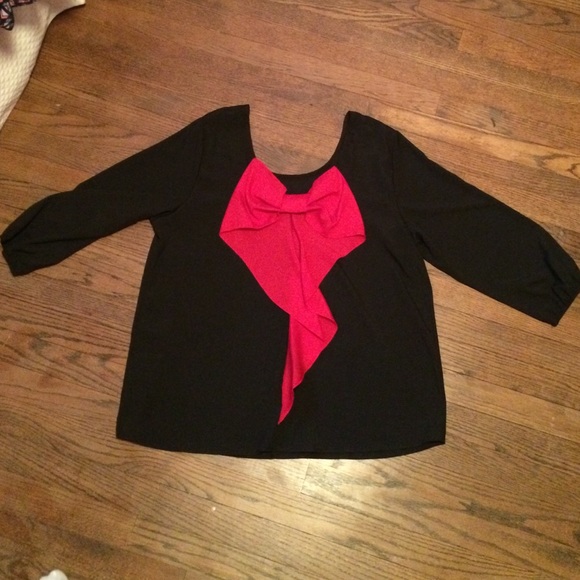 New black quarter length sleep top with BOW back!