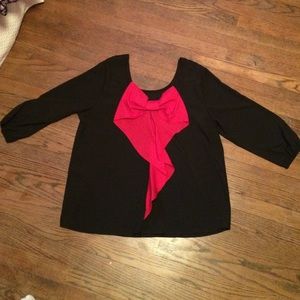 New black quarter length sleep top with BOW back!