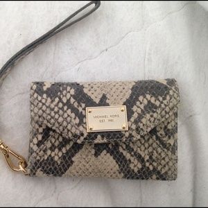 Michael Kors iPhone 4 wristlet
