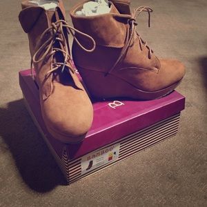 Bamboo-Camel wedge boots