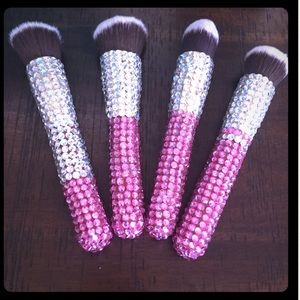 4 Makeup brushes get another one FREE