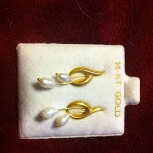 14 karat gold earrings with pearls