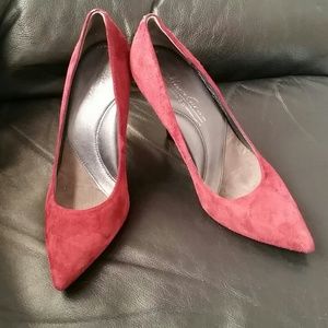 Kenneth Cole Silver Edition suede pumps in size 6