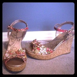 Floral design w/cork wedge. Great shape.