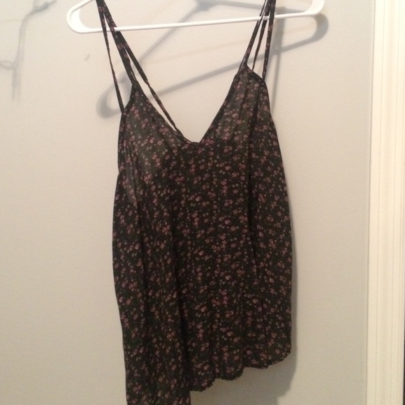 a flowy summer top. flower print - Picture 1 of 2