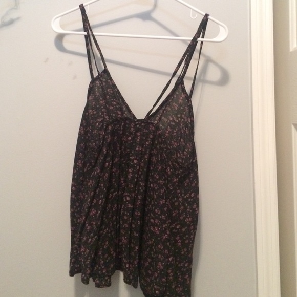 a flowy summer top. flower print - Picture 2 of 2