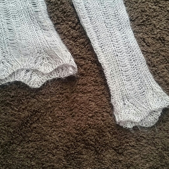 Sheer, fitted, pale gray loose knit weave - Picture 2 of 2