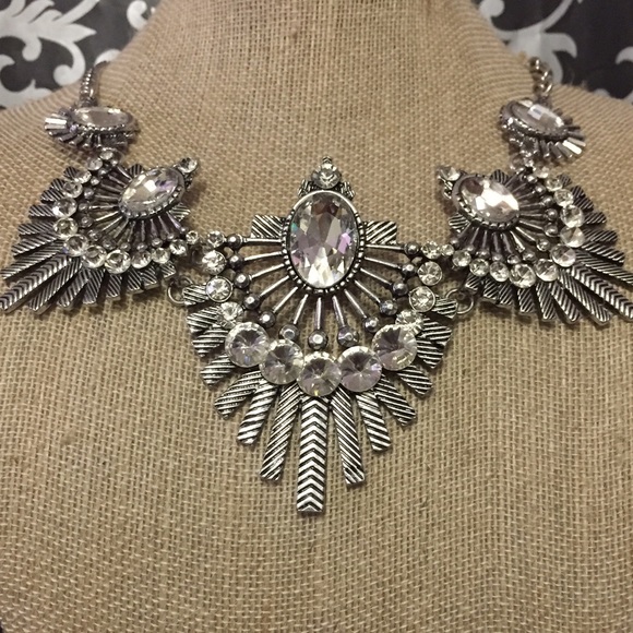 ❗️Gorgeous Statement Necklace W/ Earrings❗️