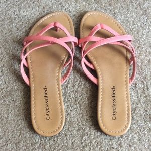 City classified sandals