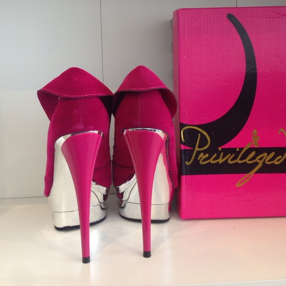 NEW! Privileged Fusia Heels - size 5.5 - Picture 3 of 4