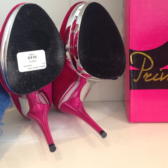 NEW! Privileged Fusia Heels - size 5.5 - Picture 4 of 4