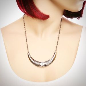 Beautiful simple statement necklace!