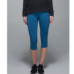 2 Lululemon In the flow II crops in blue and black